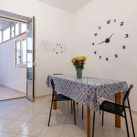 - 21 Steps To Everywhere In Apartment *